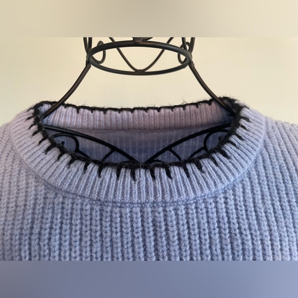 Crew neck sweater in light blue with black details - Picture 3 of 14